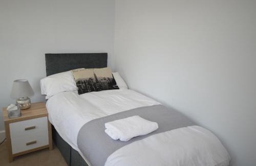Hinckley Casa | Whole House - Sleeps 5 - near town centre - off road parking