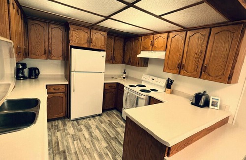 South Bruce Peninsula Cabaña | Wiarton Secluded Cottage · Secluded Cottage | Rustic | Trails | BBQ | Firepit