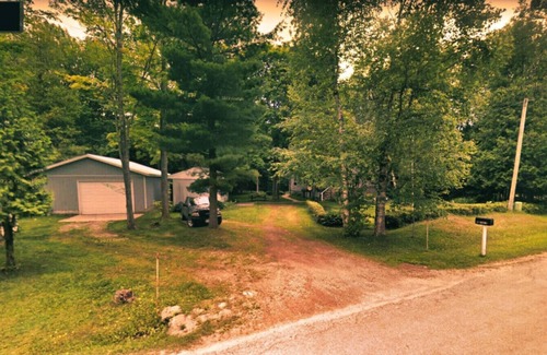 South Bruce Peninsula Cabaña | Wiarton Secluded Cottage · Secluded Cottage | Rustic | Trails | BBQ | Firepit