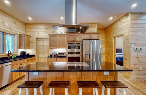 Beaver Cove Cabina | Wicked Moose Cabin* Waterfront*Sleeps 12* Hottub*