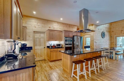 Beaver Cove Cabina | Wicked Moose Cabin* Waterfront*Sleeps 12* Hottub*