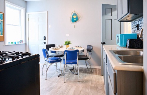 Noble Square Apartamento | WickerPark 2Bdrm Downtown SaltShed Jack’s Pumpkin PopUp Sale 159.00 Oct 20-24