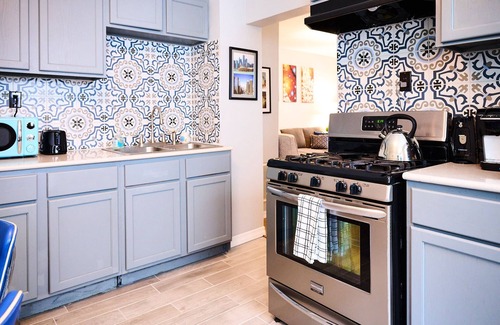 Noble Square Apartamento | WickerPark 2Bdrm Downtown SaltShed Jack’s Pumpkin PopUp Sale 159.00 Oct 20-24