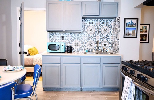 Noble Square Apartamento | WickerPark 2Bdrm Downtown SaltShed Jack’s Pumpkin PopUp Sale 159.00 Oct 20-24