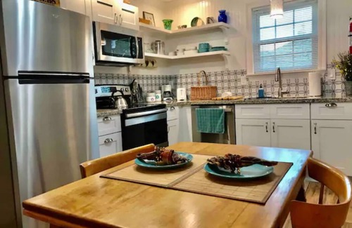 Metairie Casa | Wide Oaks Flat- RN, Relocation, Seasonal, Central and safe