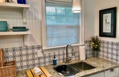 Metairie Casa | Wide Oaks Flat- RN, Relocation, Seasonal, Central and safe