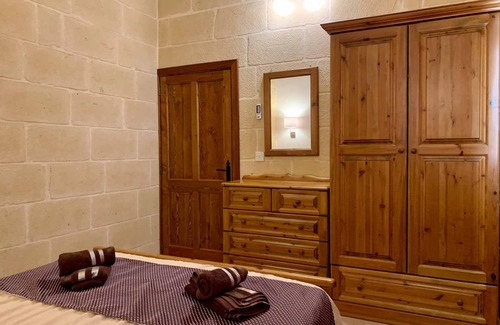 Victoria Otro | Wied Farmhouse - sleeps 10 - Airconditioned