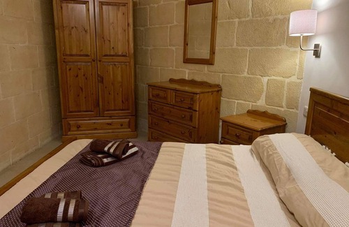 Victoria Otro | Wied Farmhouse - sleeps 10 - Airconditioned