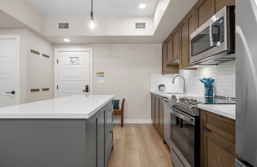 Dead Man's Flats Condominio | Wifi - Heated Pool - Hot tub - Stunning Views - Fitness Center-5 mins to Canmore