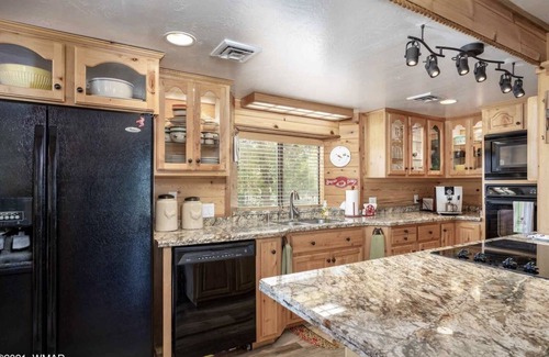 Overgaard Cabina | Wifi, Hot Tub, Zip Line, Fire Pit, Huge Patio, Deck, Balcony & Clubhouse Garage
