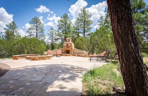 Overgaard Cabina | Wifi, Hot Tub, Zip Line, Fire Pit, Huge Patio, Deck, Balcony & Clubhouse Garage