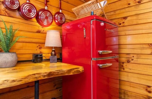 Campton Apartamento | WiFi & Waterfront - Cozy Creek - Minimalist Camper's Cabin in Red River Gorge, Kentucky!