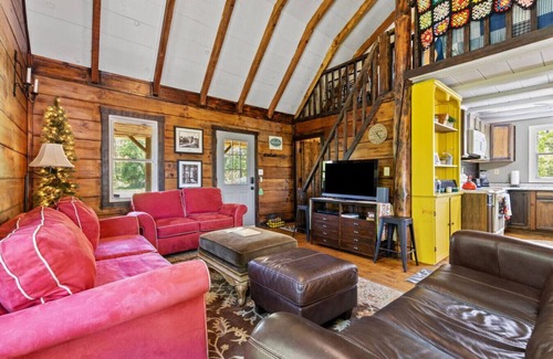 Campton Apartamento | WiFi - Pet Friendly - Secluded | Knotty By Nature