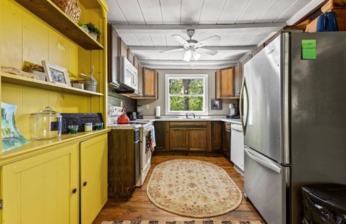 Campton Apartamento | WiFi - Pet Friendly - Secluded | Knotty By Nature