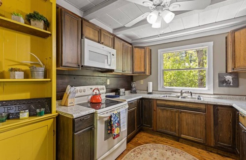 Campton Apartamento | WiFi - Pet Friendly - Secluded | Knotty By Nature