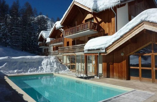 Les Orres Apartamento | Wifi, ski-in/ski-out & foot of the slopes, fitness, swimming pool, terrace, balcony, parking, tv
