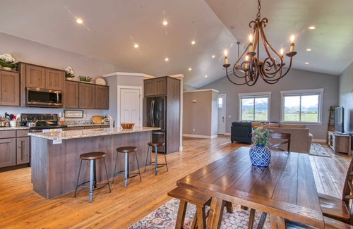 Driggs Casa | Wild Cat Cabin - Sleeps 20 / Hot Tub / Great for Families!
