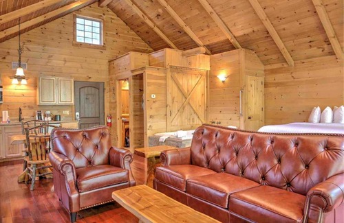 Millersburg Casa | Wild Cherry Treehouse by Amish Country Lodging