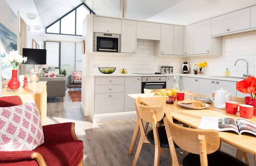 Bamburgh Cabina | WILD CHIVE LODGE - sleeps 6 guests in 3 bedrooms