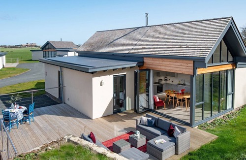 Bamburgh Cabina | WILD CHIVE LODGE - sleeps 6 guests in 3 bedrooms