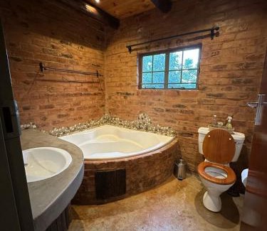 Pretoria Apartamento | Wild Fig Cottage with Tickle Tub in Hartbeespoort