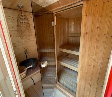 Bosgebied Hoenderloo Chalet De Esquí | Wild Flower Wellness met privé Sauna en Hot Tub in prachtige tuin met overkapping