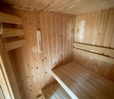 Bosgebied Hoenderloo Chalet De Esquí | Wild Flower Wellness met privé Sauna en Hot Tub in prachtige tuin met overkapping