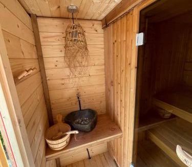 Bosgebied Hoenderloo Chalet De Esquí | Wild Flower Wellness met privé Sauna en Hot Tub in prachtige tuin met overkapping