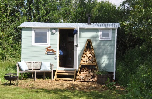 Blandford Forum Cabaña | WILD HARE, romantic, character holiday cottage in Fontmell Magna