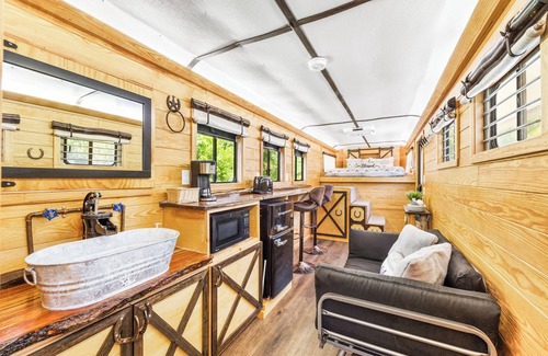Conway Casa | 🐎 Wild Horse Retreat | Unique Tiny Home Glamping 🌿🔥
