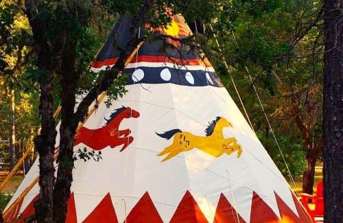 Cave Junction Otro | Wild Horses Luxury Tipi - Adjustable King Bed