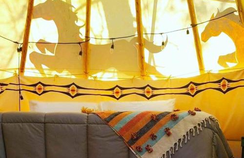 Cave Junction Otro | Wild Horses Luxury Tipi - Adjustable King Bed