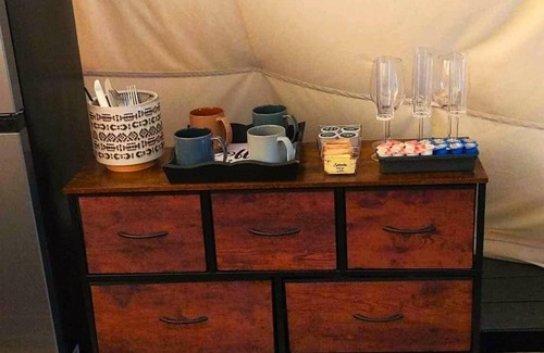 Cave Junction Apartamento | Wild Horses Luxury Tipi - Restrooms and Showers are only a short walk away.