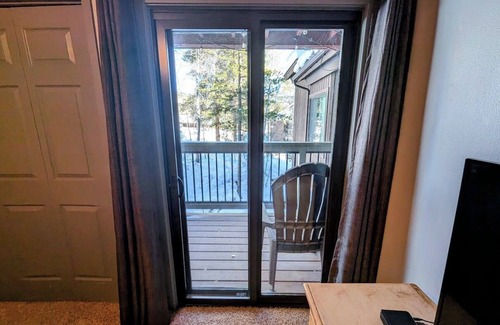 Lakeside Village Condominio | Wild Irishman 1059