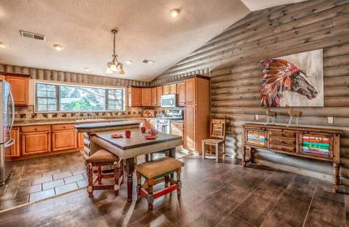 Alto Cabina | Wild Mustang's open-concept great space w/ Hot Tub & Ping Pong