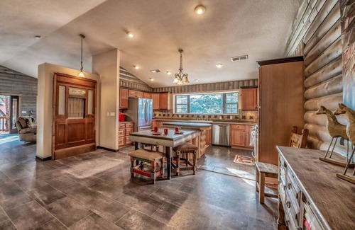 Alto Cabina | Wild Mustang's open-concept great space w/ Hot Tub & Ping Pong