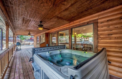 Alto Cabina | Wild Mustang's open-concept great space w/ Hot Tub & Ping Pong