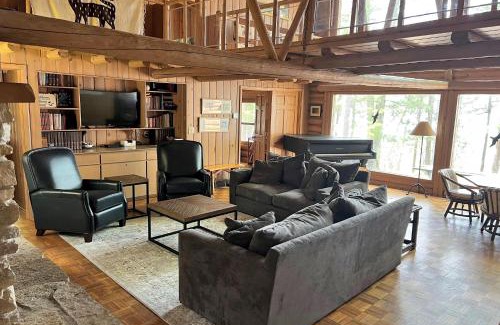 Interlochen Casa | Wild Refuge Lodge