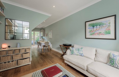 Earlsfield Casa | Wild Roses, by Veeve