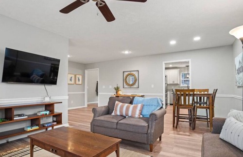 Travelers Rest Casa | Wildberry Place- 15 min to TR w/ Sports Court!