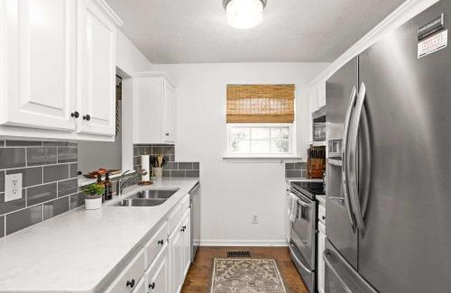 Maplewood Heights Casa | Wildcat Cottage Enchanting Home Ten Minutes to Downtown