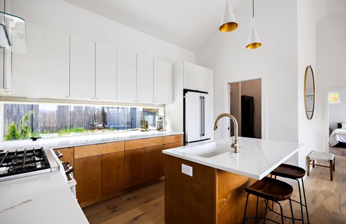 Young Harris Cabina | Wildcat Modern: Elegant mountain retreat with fire pit, deck, elevated furnishings, and pool and gym
