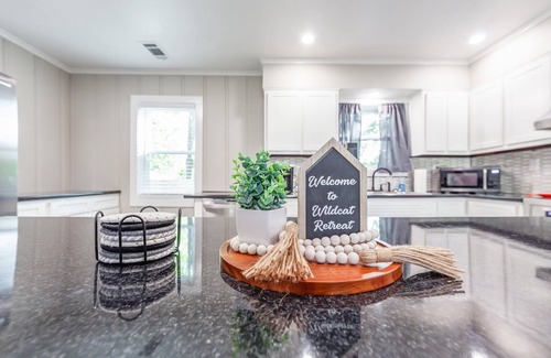 McKenzie Casa | Wildcat Retreat, newly remodeled home .6 miles away from Bethel University!