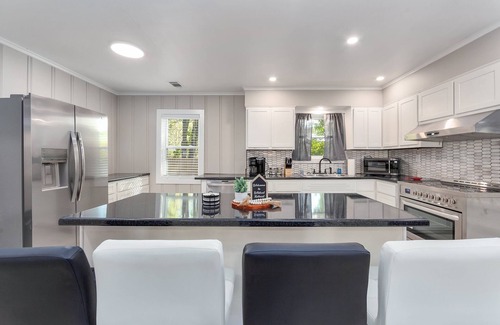 McKenzie Casa | Wildcat Retreat, newly remodeled home .6 miles away from Bethel University!