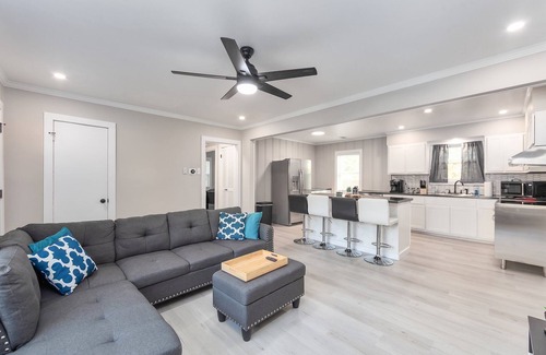 McKenzie Casa | Wildcat Retreat, newly remodeled home .6 miles away from Bethel University!