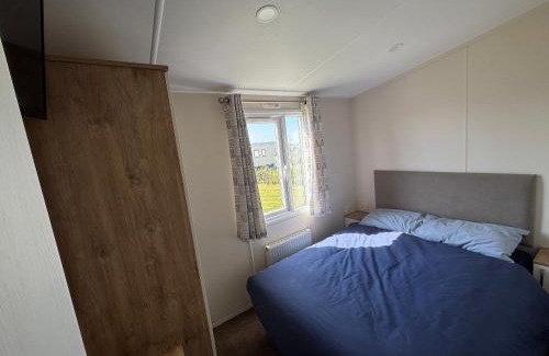 Chapel Saint Leonards Apartamento | Wildflower Meadows 5 - Golden Anchor - Central Heating, Wi-Fi, pet friendly, bed linen - Meadow Lakes Caravan & Lodge Hire