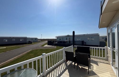 Chapel Saint Leonards Apartamento | Wildflower Meadows 5 - Golden Anchor - Central Heating, Wi-Fi, pet friendly, bed linen - Meadow Lakes Caravan & Lodge Hire