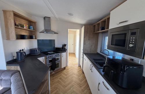 Chapel Saint Leonards Apartamento | Wildflower Meadows 5 - Golden Anchor - Central Heating, Wi-Fi, pet friendly, bed linen - Meadow Lakes Caravan & Lodge Hire