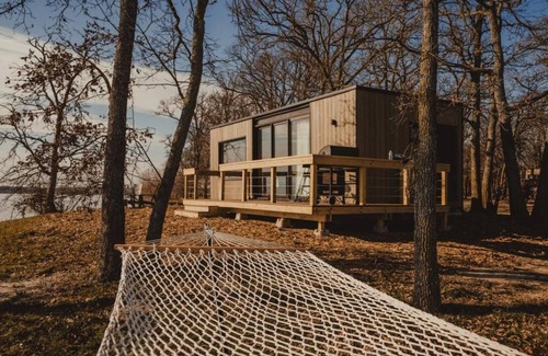 Quinlan Cabina | Wilding Hotels Tawakoni Lakefront Suite
