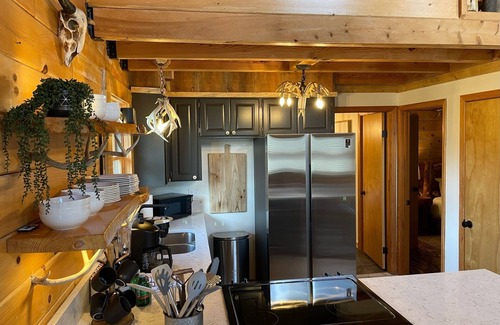Hot Springs Cabina | Wildlife Cabin at The Natural State Cabins